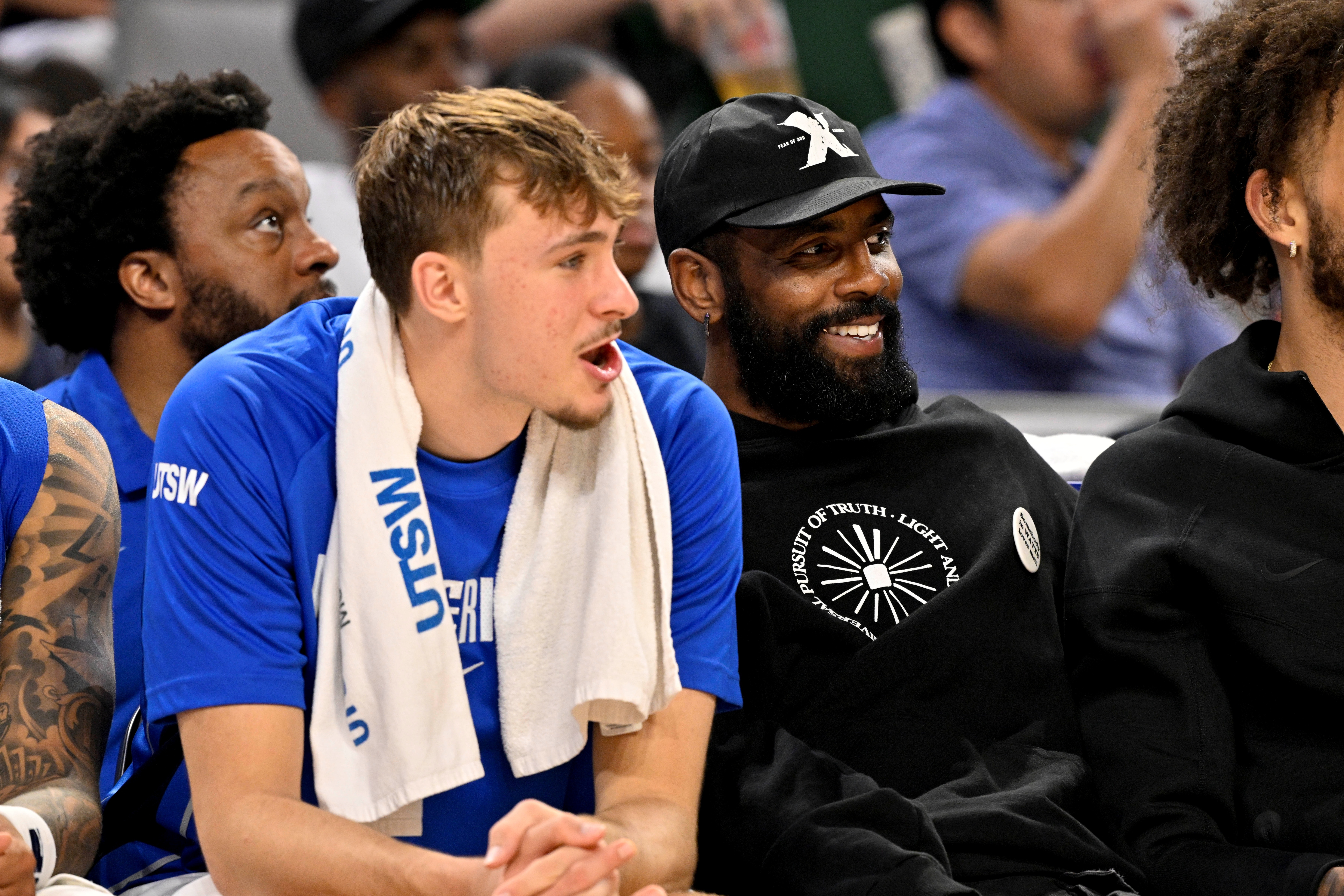 基德：弗拉格在场边为队友奋力呐喊助威 他一心只想助力球队取胜