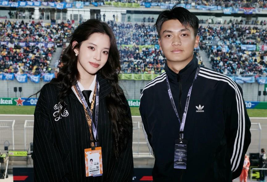 开云品牌平台-蒯纪闻和杨希现场观看F1中国大奖赛，并与欧阳娜娜合照